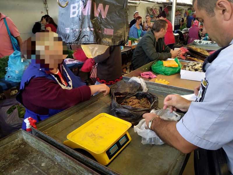 В Аккермане правоохранители привлекли к ответственности продавщицу-пенсионерку за торговлю раками