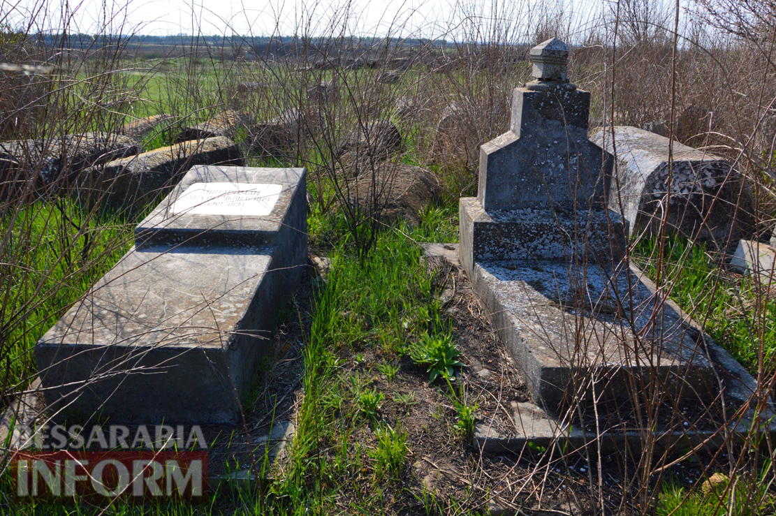 Уникальное еврейское кладбище в Килии: более 600 лет истории и сползающие в овраг старинные захоронения