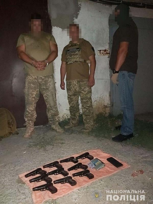 В Одессе задержан военнослужащий, который занимался обменом наркотиков на нелегальное оружие