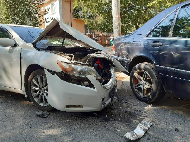 В Измаиле на нерегулируемом перекрестке столкнулись Toyota Camry и Mercedes-Benz