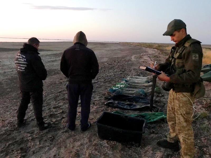 На озере Бурнас в Татарбунарском районе пограничники задержали браконьеров с уловом кефала почти на 90 тыс гривен