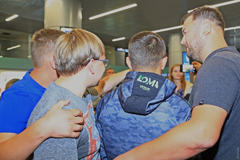 О поединке с британцем, английских фанатах и планах на четвертый пояс: как в Одесском аэропорту встретили Ломаченко