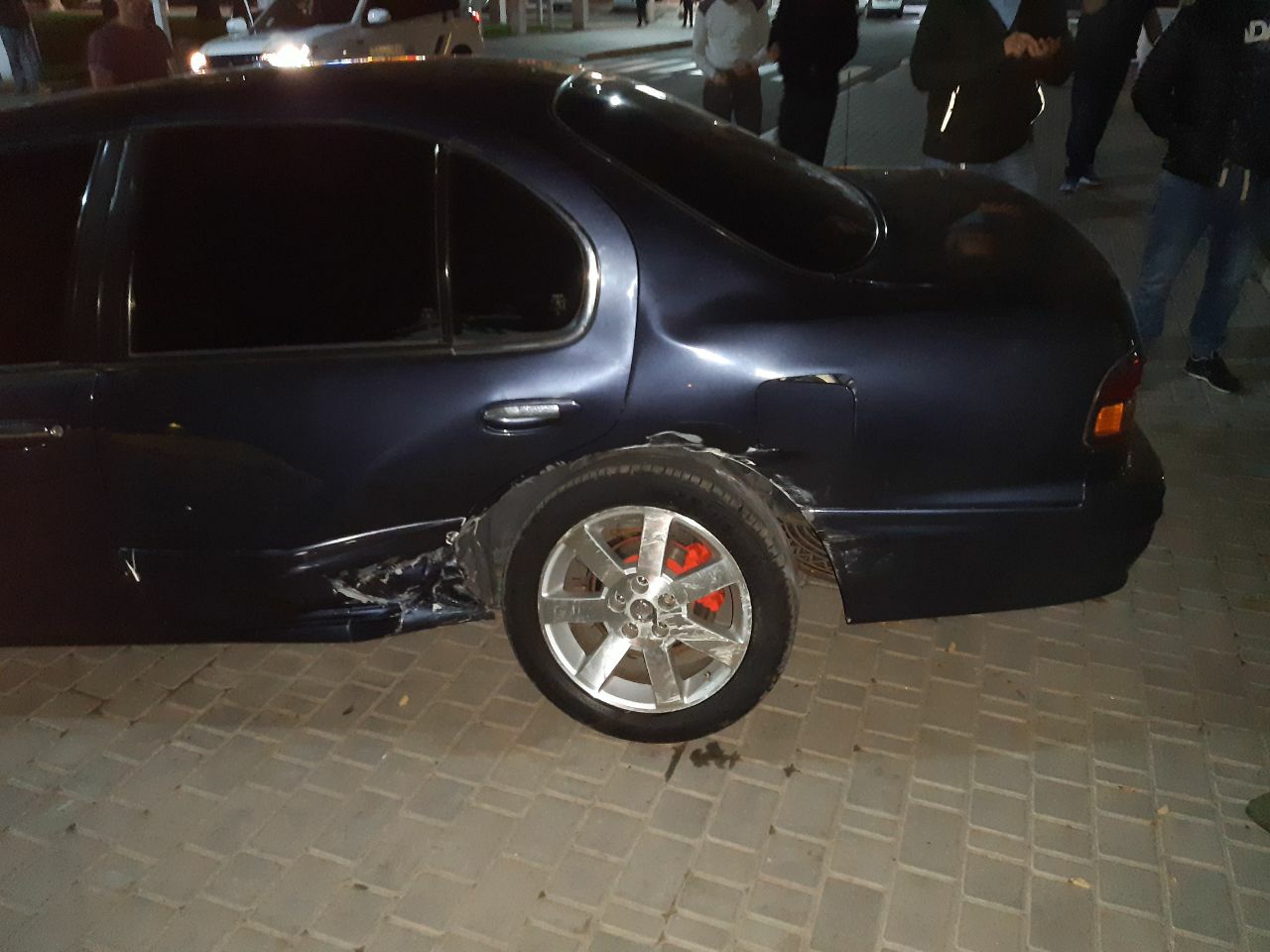 Ночное ДТП в Измаиле: на проспекте Суворова Nissan и KIA после столкновения оказались на тротуаре