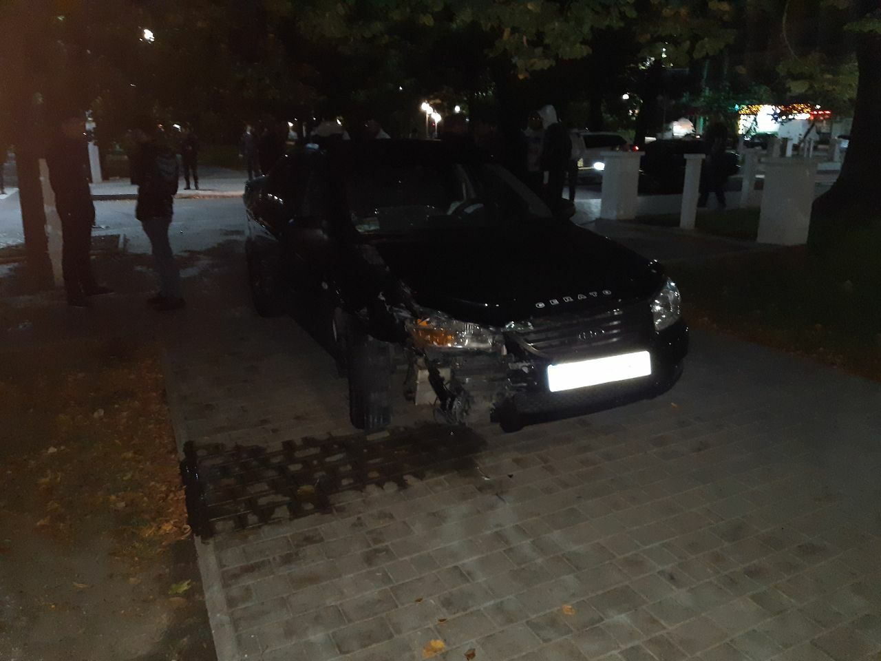 Ночное ДТП в Измаиле: на проспекте Суворова Nissan и KIA после столкновения оказались на тротуаре