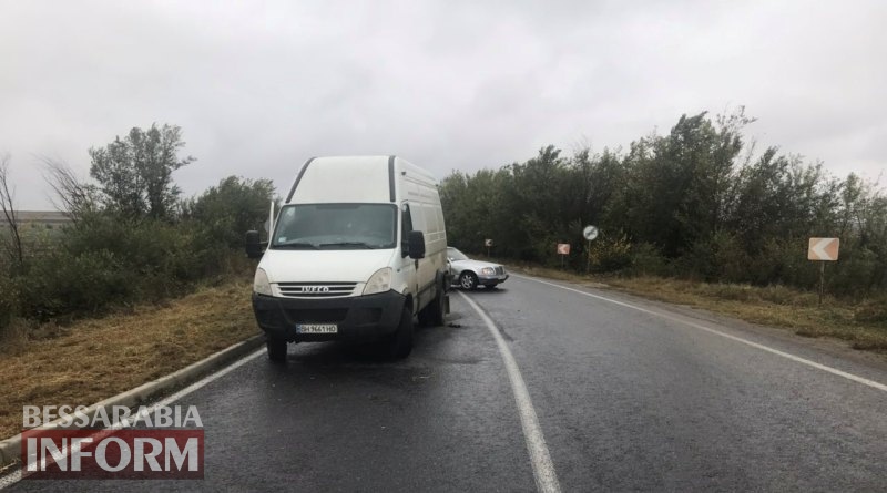Из-за мокрой дороги на трассе Одесса-Рены столкнулись Mercedes-Benz и микроавтобус