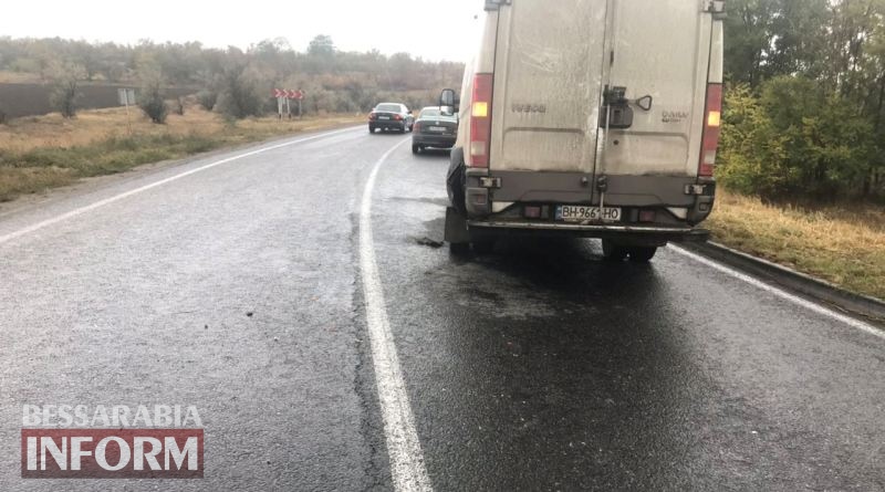 Из-за мокрой дороги на трассе Одесса-Рени столкнулись Mercedes-Benz и микроавтобус