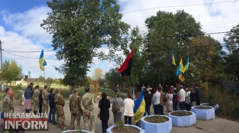День защитника Украины: в Татарбунарах не только провели торжественное мероприятие у памятного креста, но и оперативно ликвидировали последствия вандализма
