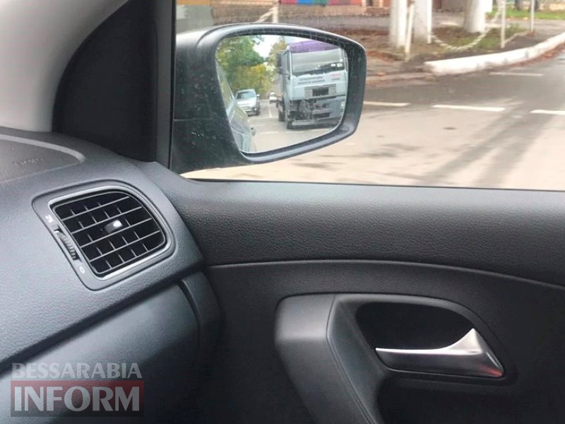 На трассе Одесса-Рени гражданин Болгарии за рулем Hyundai на крутом повороте залетел под фуру