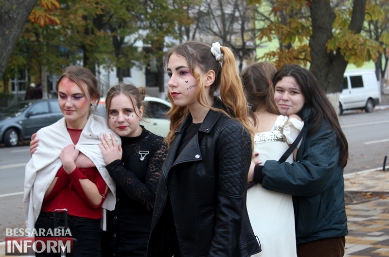 Тыквы, фотозоны, страшная атрибутика и раскрашенные лица: Измаил празднует Хэллоуин