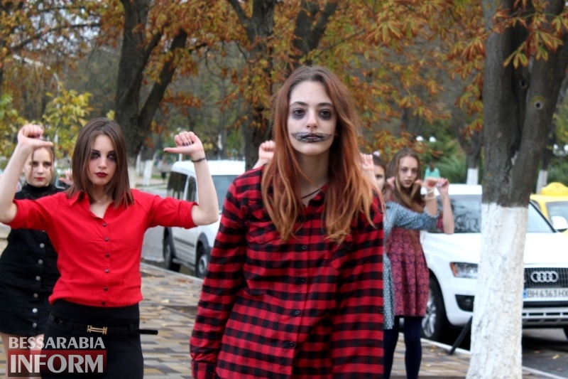 Тыквы, фотозоны, страшная атрибутика и раскрашенные лица: Измаил празднует Хэллоуин