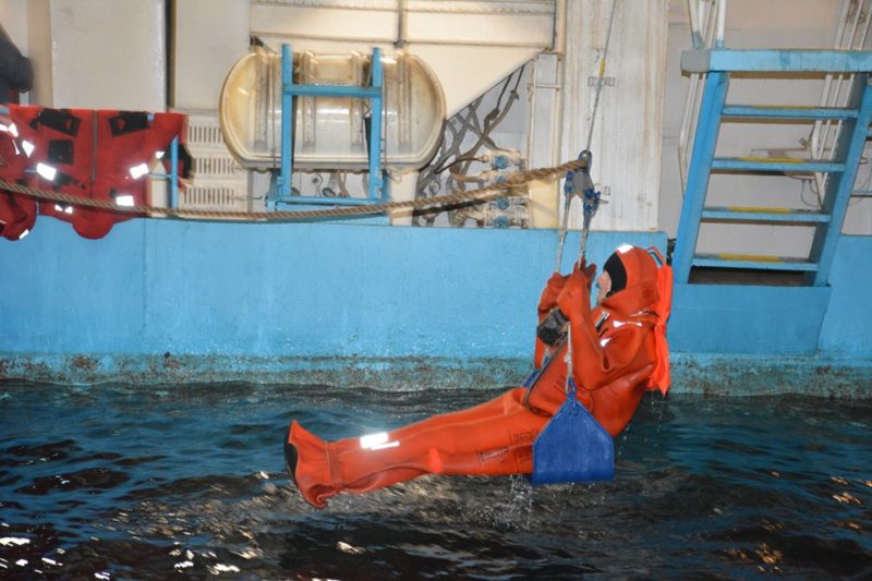 Реалистичная имитация ЧП: курсанты Дунайского факультета МРТ ГУИТ отрабатывали навыки эвакуации с тонущего судна