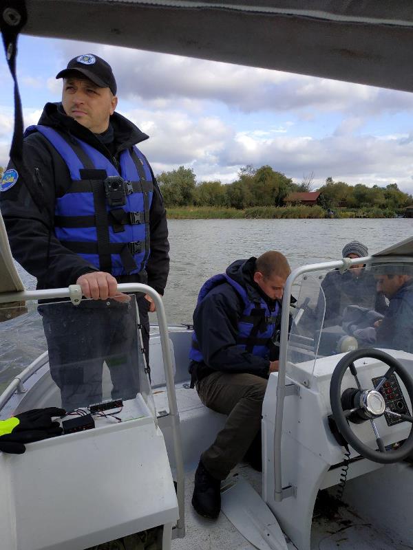 В Одесской области из-за сильно ветра рыбака на моторной лодке накрыло волной