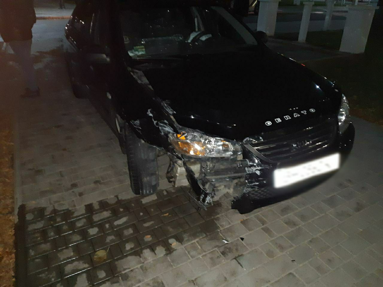 Ночное ДТП в Измаиле: на проспекте Суворова Nissan и KIA после столкновения оказались на тротуаре