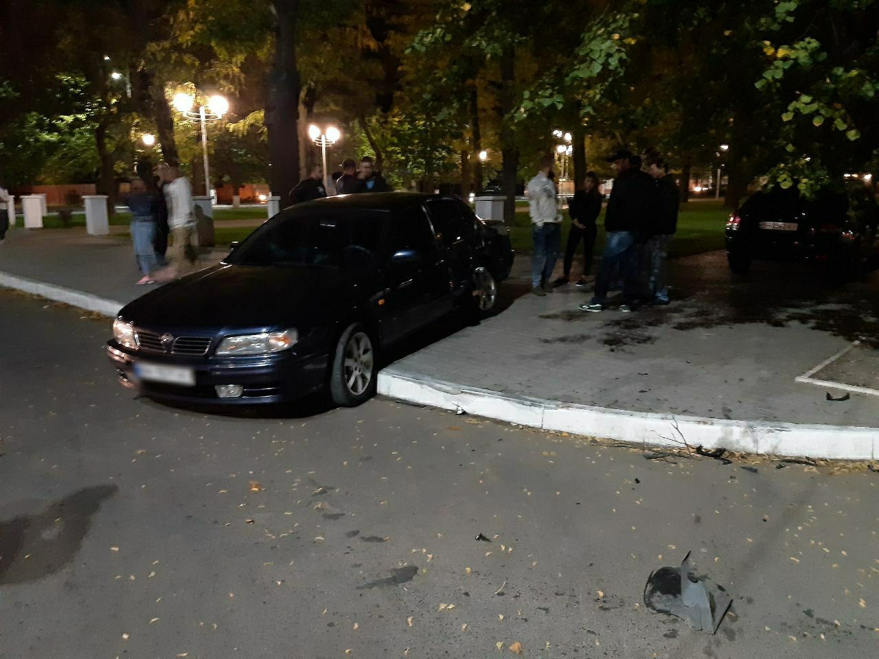 Ночное ДТП в Измаиле: на проспекте Суворова Nissan и KIA после столкновения оказались на тротуаре