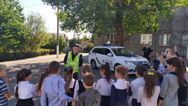 Патрульные полицейские Измаила обучают детей безопасному поведению на дороге