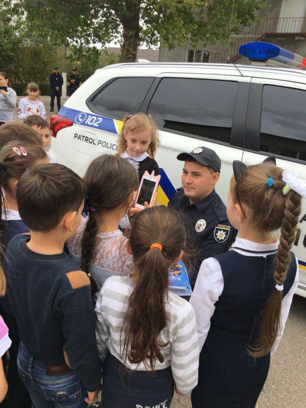 Патрульные полицейские Измаила обучают детей безопасному поведению на дороге