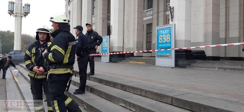 В Одессе сообщили о минировании ж/д вокзала и облсовета во время сессии: пассажиров эвакуировали, а депутатов – нет
