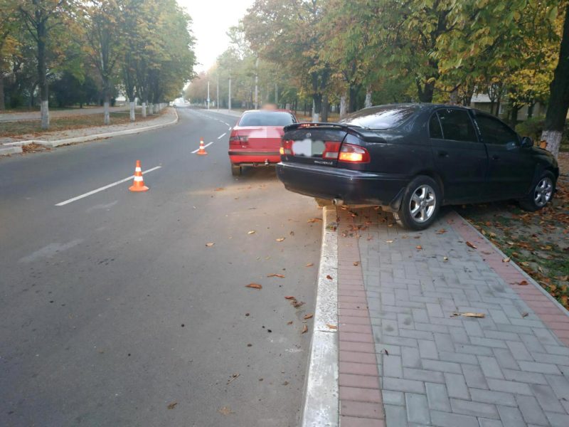 В Измаиле по улице Франко водитель Toyota Carina врезался в придорожное дерево и сбежал с места ДТП