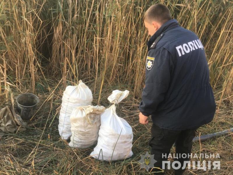 На озере Ялпуг правоохранители Болградского района ведут борьбу с нелегальным выловом раков