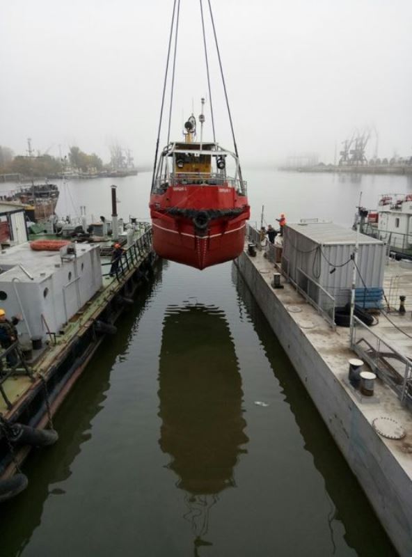 В порту Рены за чистотой акватории снова следит отремонтированное судно-нефтемусоросборщик
