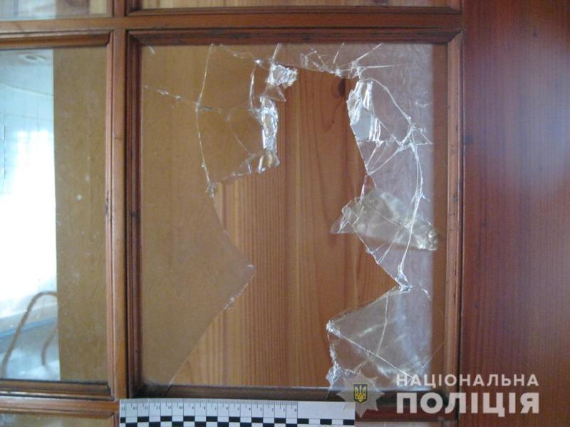 Ударил бутылкой по голове и забрал времена: в Белгороде-Днестровском пенсионер пострадал от рук 19-летнего парня