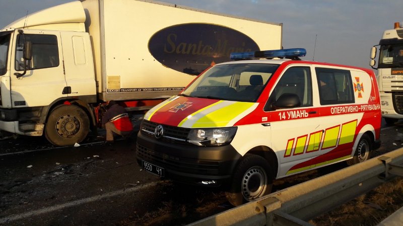 Фуры, легковушки и автобус: на трассе Одесса-Киев из-за гололеда произошло масштабное ДТП с участием 11 автомобилей