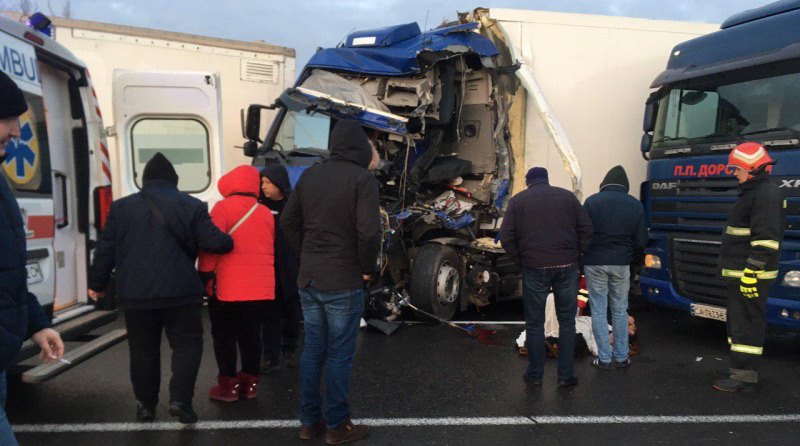 Фуры, легковушки и автобус: на трассе Одесса-Киев из-за гололеда произошло масштабное ДТП с участием 11 автомобилей