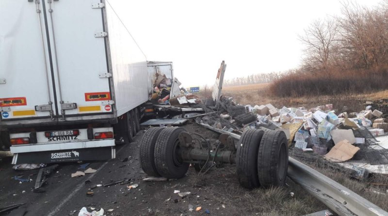 Фуры, легковушки и автобус: на трассе Одесса-Киев из-за гололеда произошло масштабное ДТП с участием 11 автомобилей