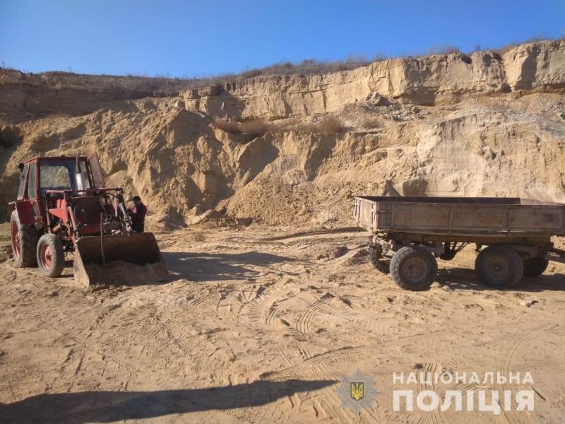 У Рены за незаконную добычу песка полицейские оставили местного жителя трактора