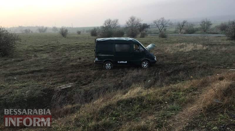 На трассе Одесса-Рены возле Суворово снова слетел в кювет и перевернулся автомобиль.