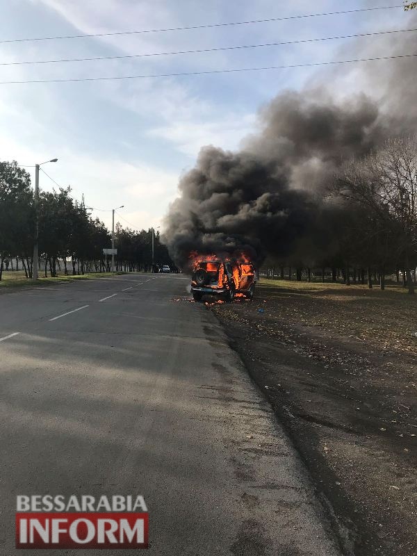 Вспыхнул на ходу: в Измаиле сгорел полицейский автомобиль