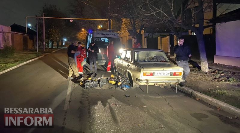 В Измаиле пьяный мопедист разбил себя на голову, въехал в припаркованный автомобиль.