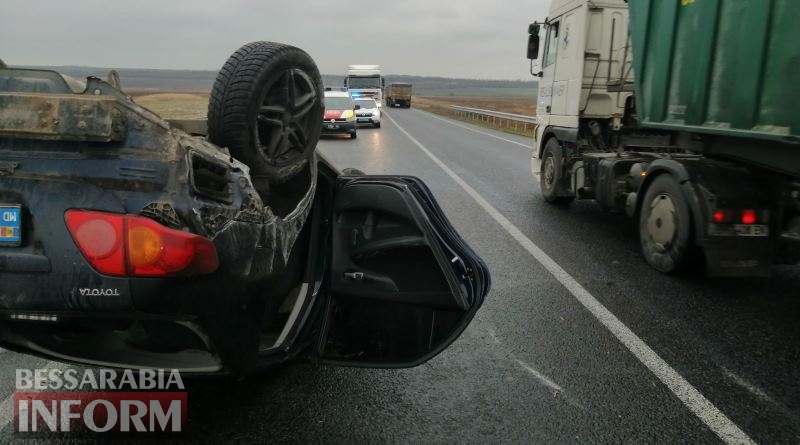 На трассе Одесса-Рены перевернулся автомобиль с семьей из Молдовы.