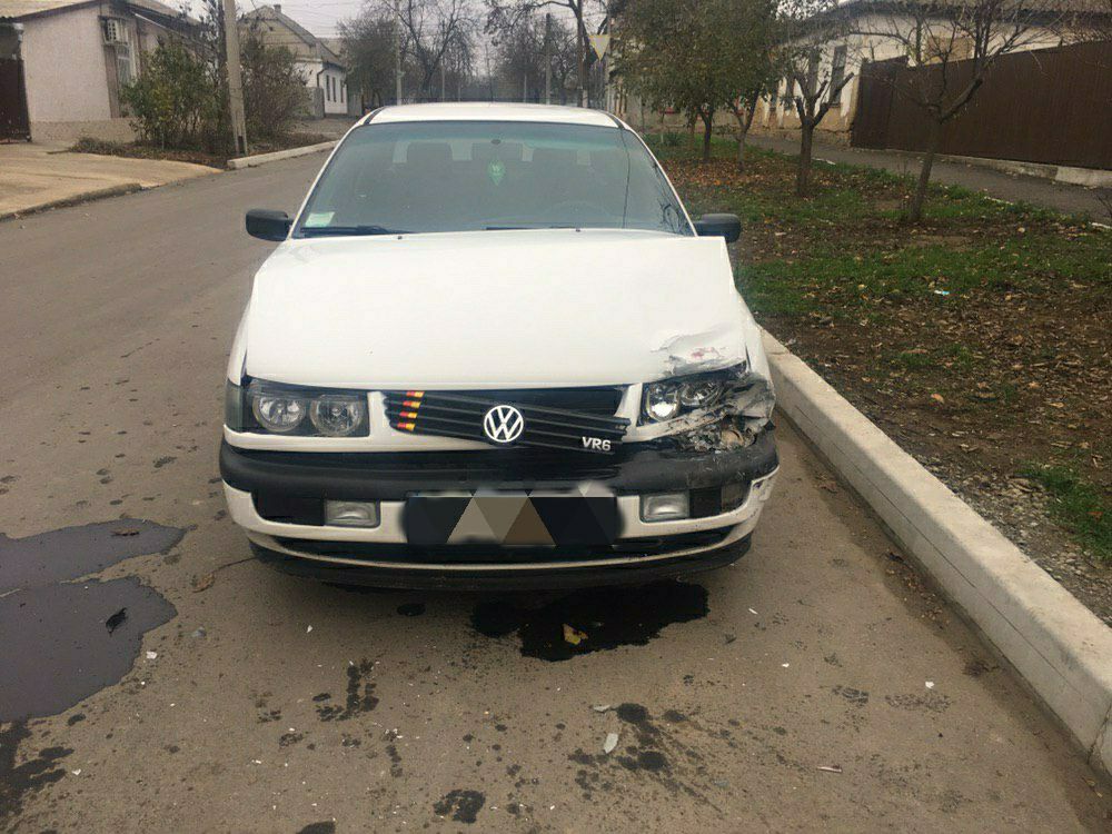 В Измаиле водитель заговорился с пассажиром и въехал в припаркованный автомобиль.
