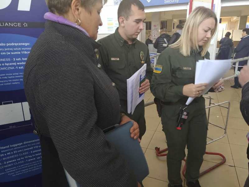Татарбунарские полицейские и сотрудники миграционной службы сопроводили двух нелегалов в Одесский аэропорт для депортации из страны