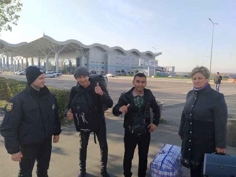 Татарбунарские полицейские и сотрудники миграционной службы сопроводили двух нелегалов в одесский аэропорт для депортации из страны