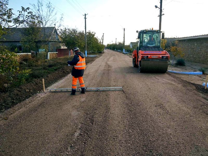 В Татарбунарском районе возле села Траповка начался ремонт местной автодороги, который откроет путь к курортным поселкам района.