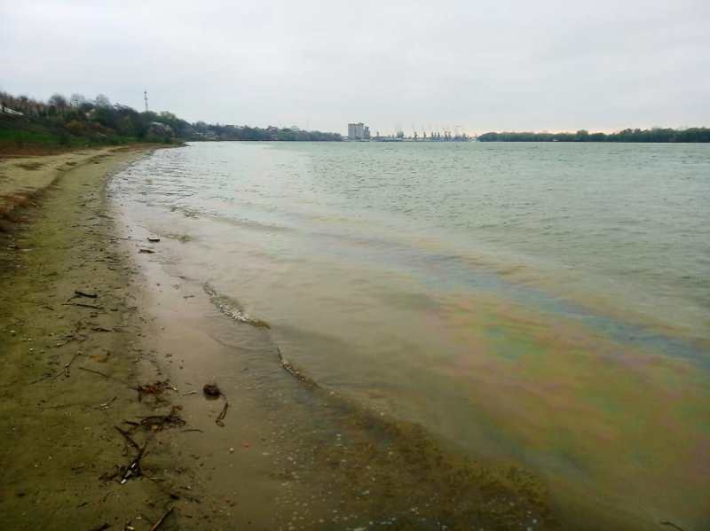 Нефтяное загрязнение на Дунае в районе Измаила - каякеры.