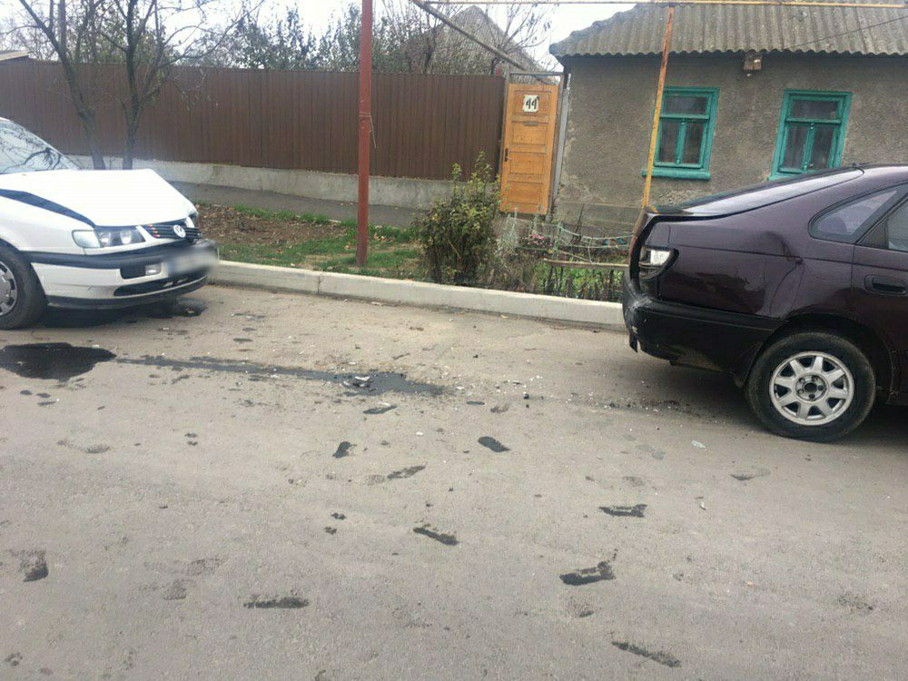 В Измаиле водитель заговорился с пассажиром и въехал в припаркованный автомобиль