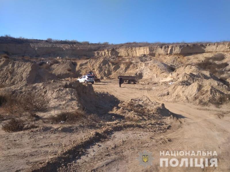 У Рены за незаконную добычу песка полицейские оставили местного жителя трактора