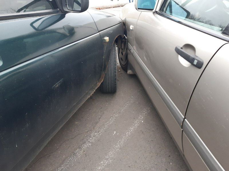 В Измаиле из-за невнимательности одного из водителей столкнулись Mercedes и ВАЗ