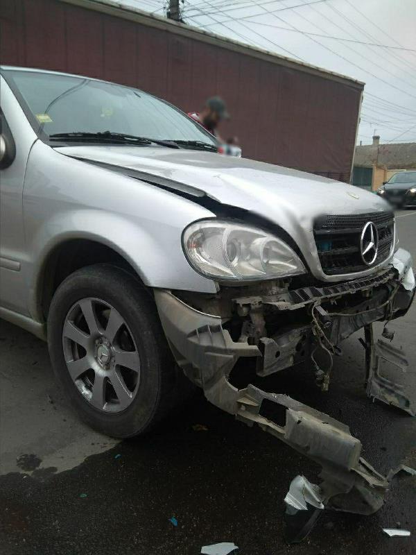 Не пропустил: в Измаиле водитель Nissan врезался на перекрестке в Mercedes
