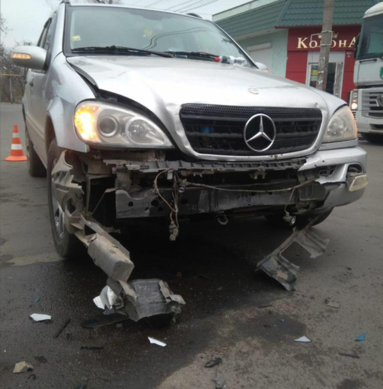 Не пропустил: в Измаиле водитель Nissan врезался на перекрестке в Mercedes