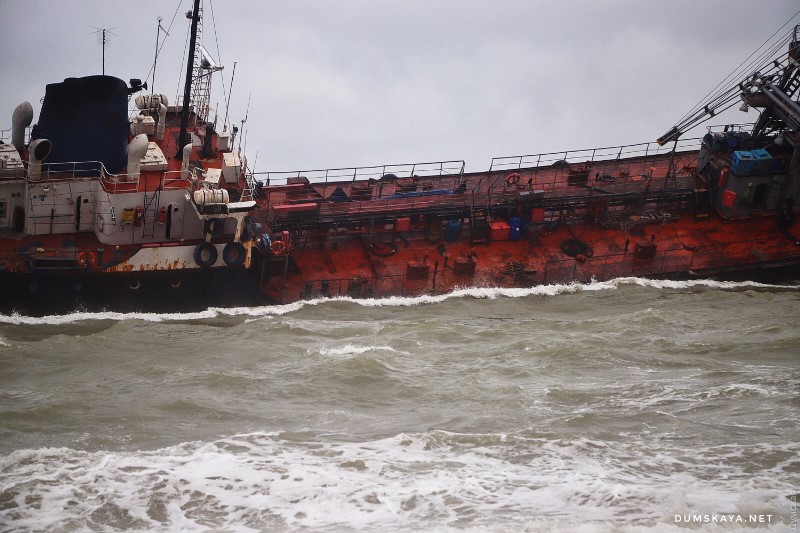 Из танкера, севшего на мель под Одессой, вытекает топливо - началась принудительная эвакуация экипажа