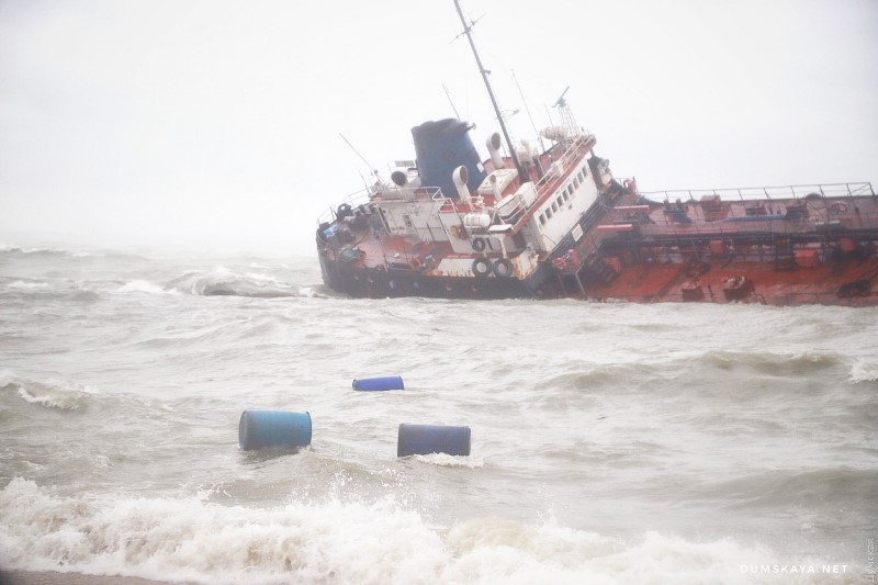 С танкера, севшего на мель под Одессой, вытекает топливо - началась принудительная эвакуация экипажа