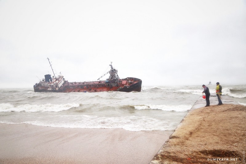С танкера, севшего на мель под Одессой, вытекает топливо - началась принудительная эвакуация экипажа
