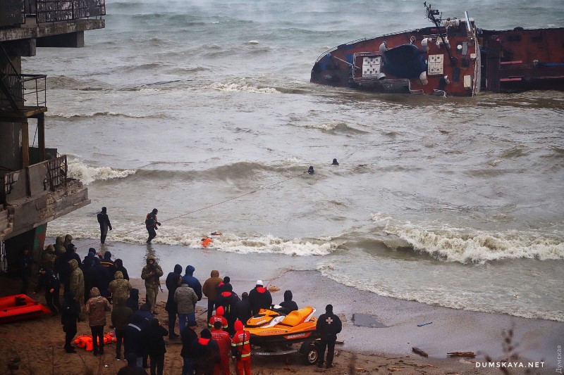 Из танкера, севшего на мель под Одессой, вытекает топливо - началась принудительная эвакуация экипажа