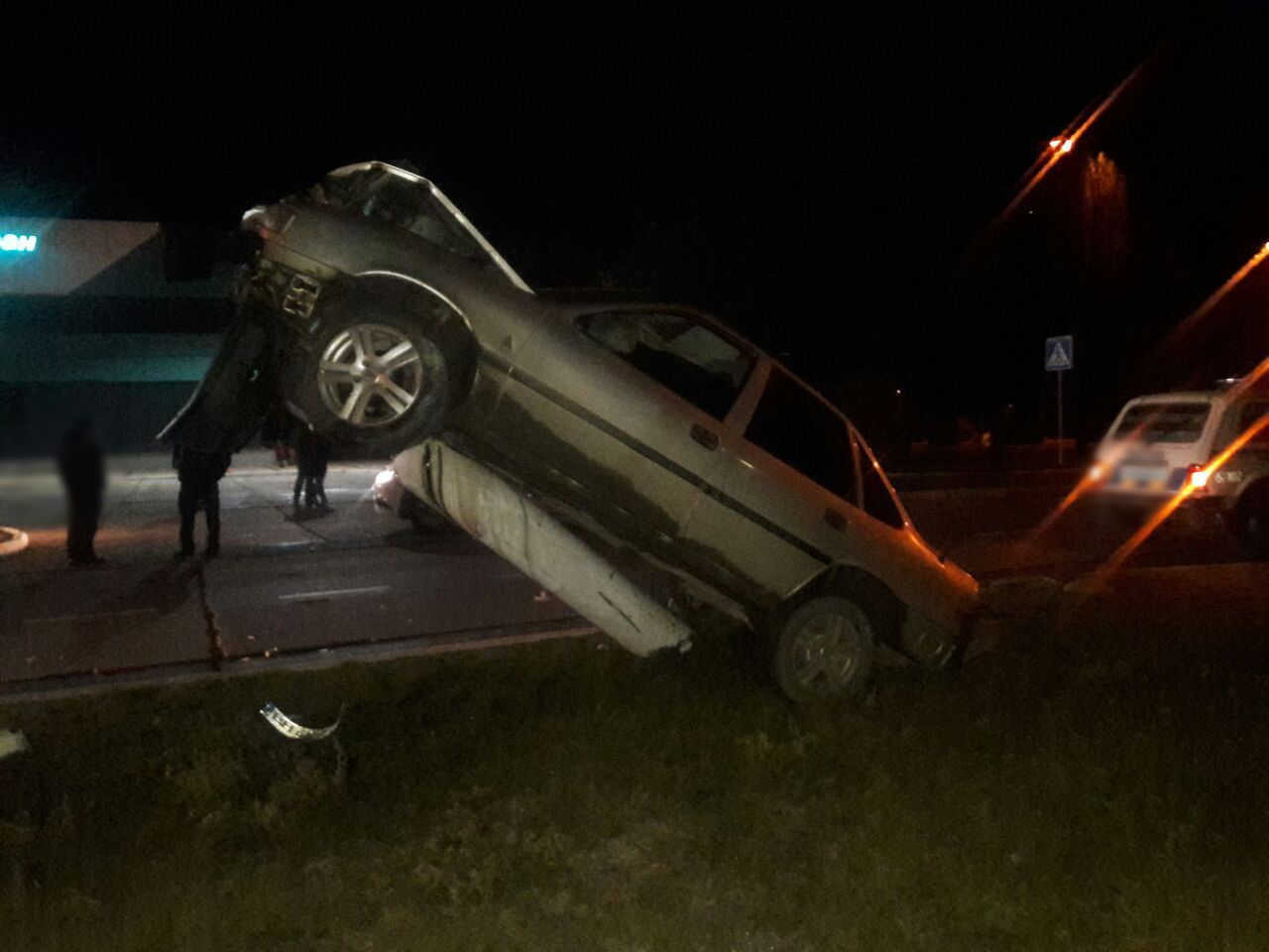 В Измаиле ночью возле морвокзала пьяный водитель поставил автомобиль на дыбы, врезавшись в столб.