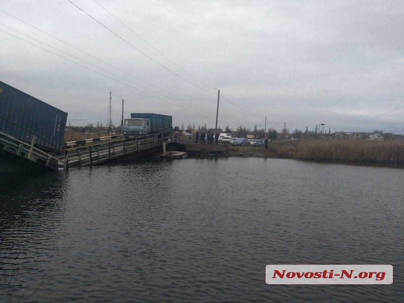 На Николаевщине под фурой провалился мост: из пробитого бензобака в реку вылилось топливо