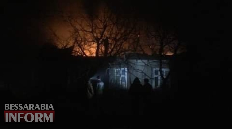 Пожар оставил 74-летнюю жительницу Татарбунара даху над головой. Причиной возгорания мог быть недавно установленный электросчетчик.